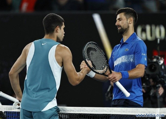 Djokovic (phải) bắt tay Alcaraz， sau trận tứ kết Australia Mở rộng trên sân Rod Laver， Melbourne hôm 21/1. Ảnh: Reuters