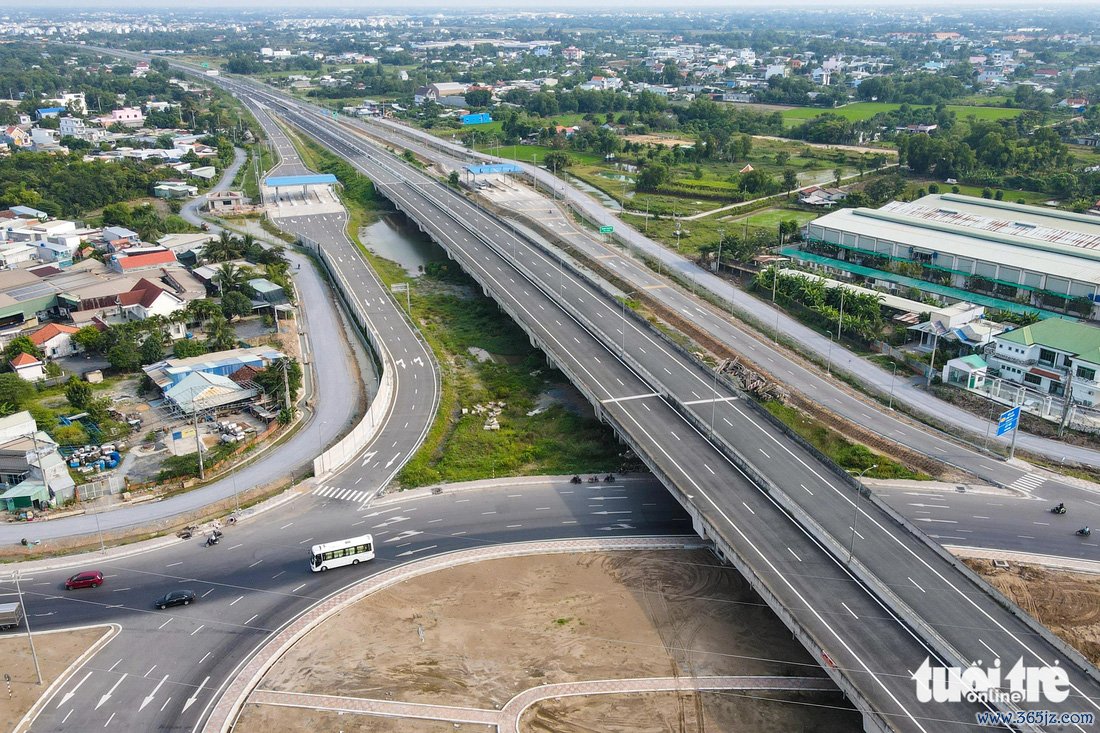 Ngắm 18,8km cao tốc Bến Lức - Long Thành nối Long An với cảng Hiệp Phước, thông xe dịp 30-4 - Ảnh 2.